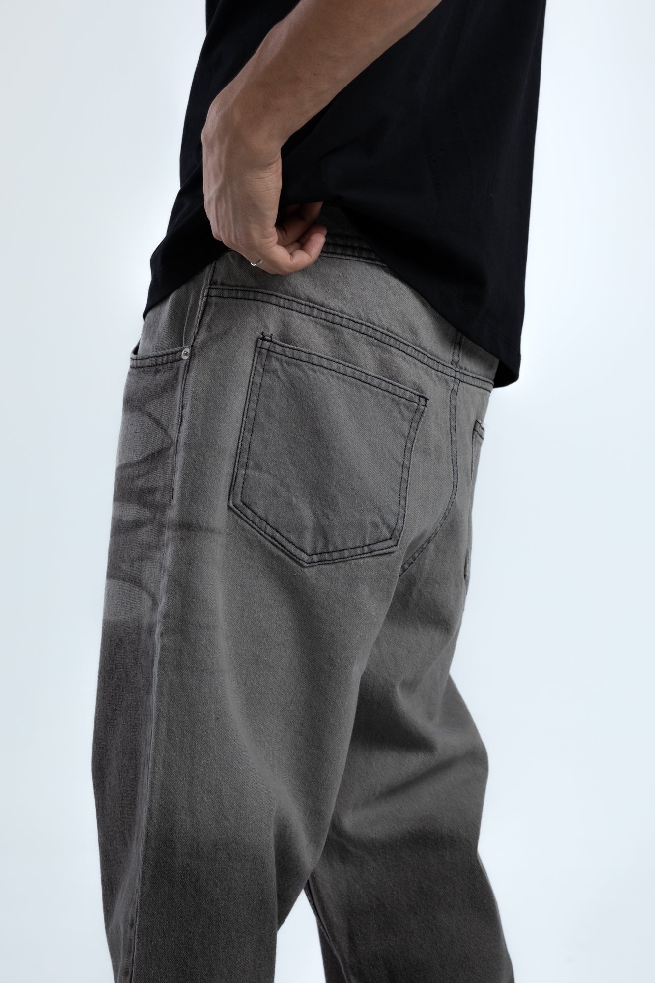 1048-Penciled Out Relaxed Silhouette Jeans