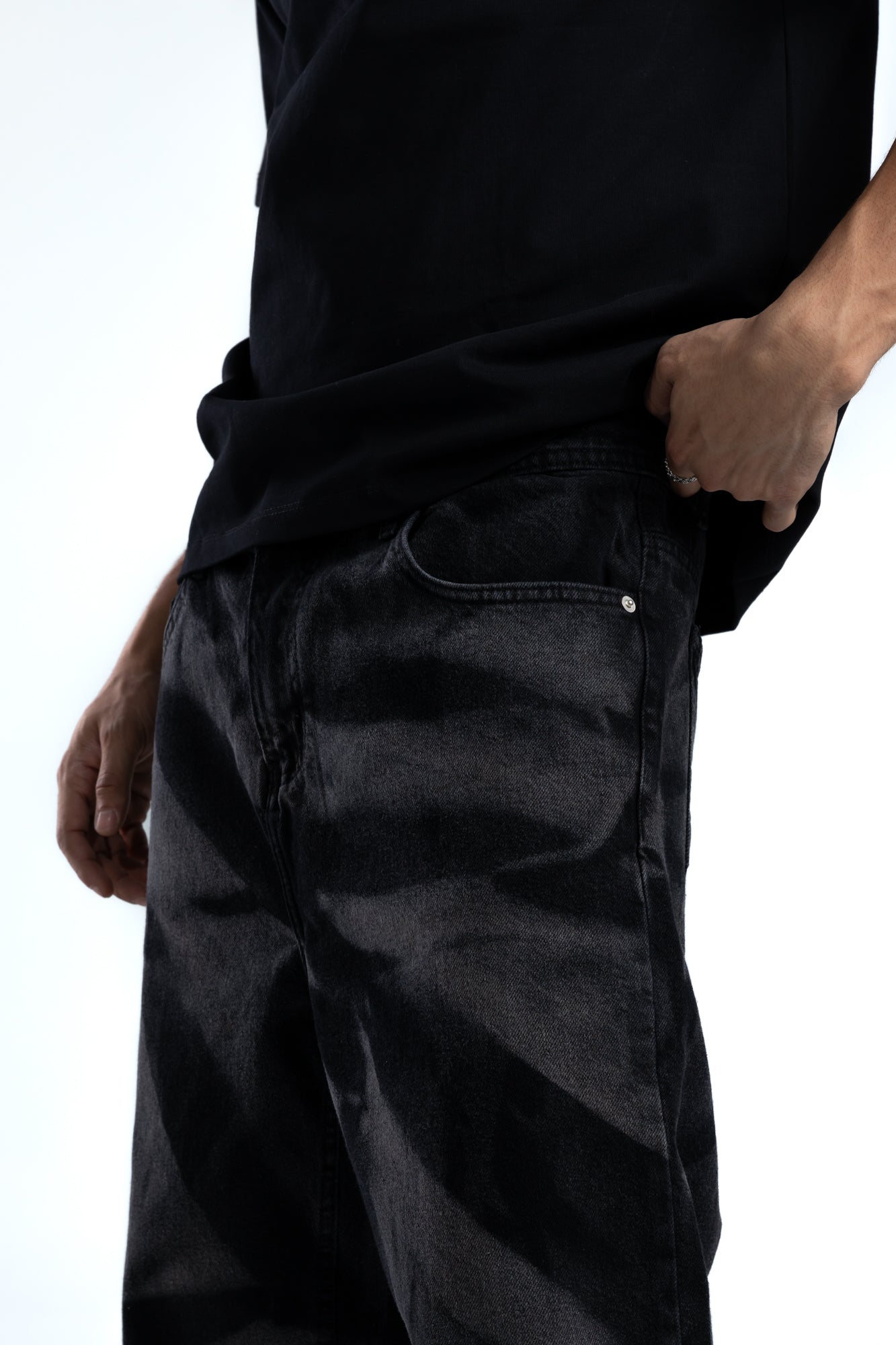 1045-Storm Coded Relaxed Silhouette Jeans