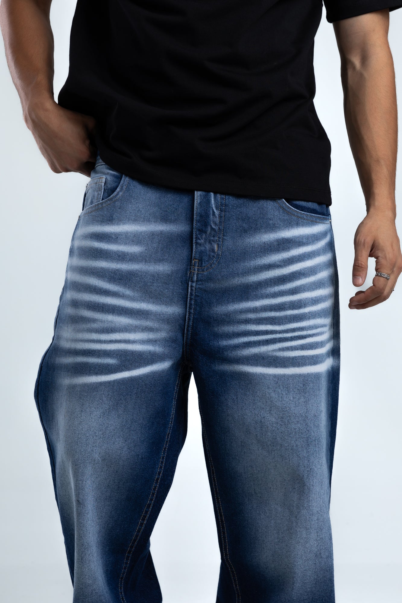 1060-Ice Tagged Relaxed Silhouette Jeans
