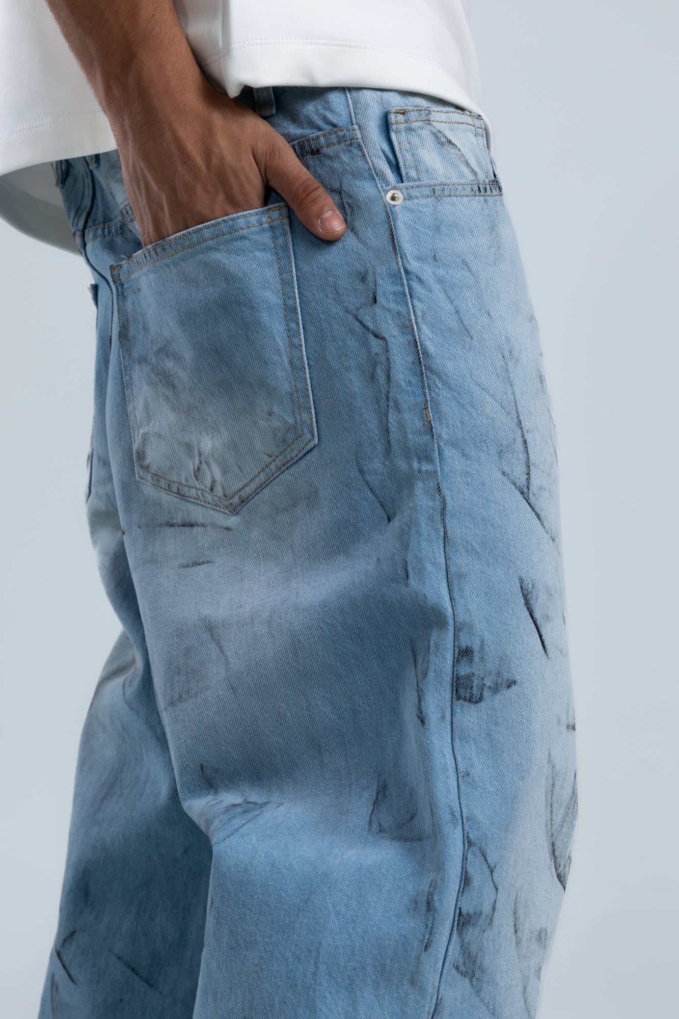1044-Messy Scribble Relaxed Silhouette Jeans