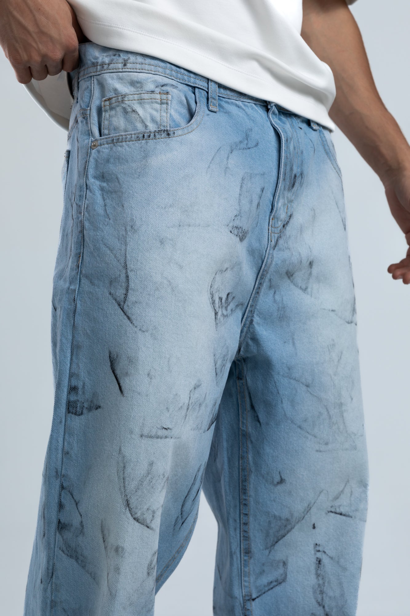 1044-Messy Scribble Relaxed Silhouette Jeans