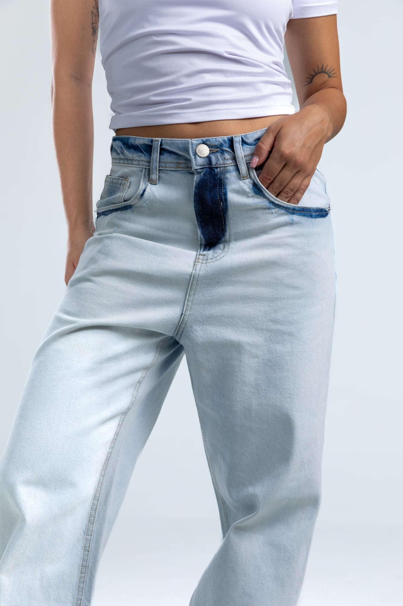 1049-Ice Tagged Relaxed Silhouette Jeans