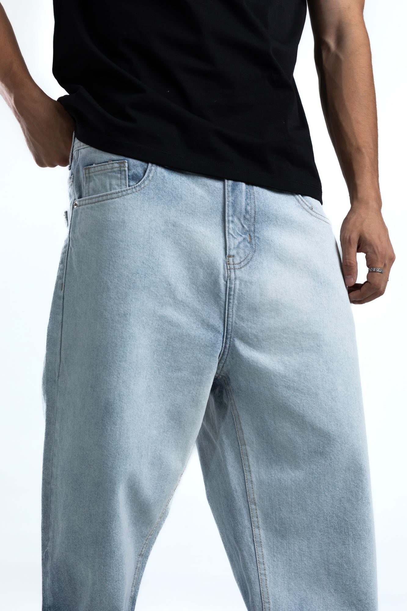 1056-Gradient Ice Glaze Relaxed Silhouette Jeans