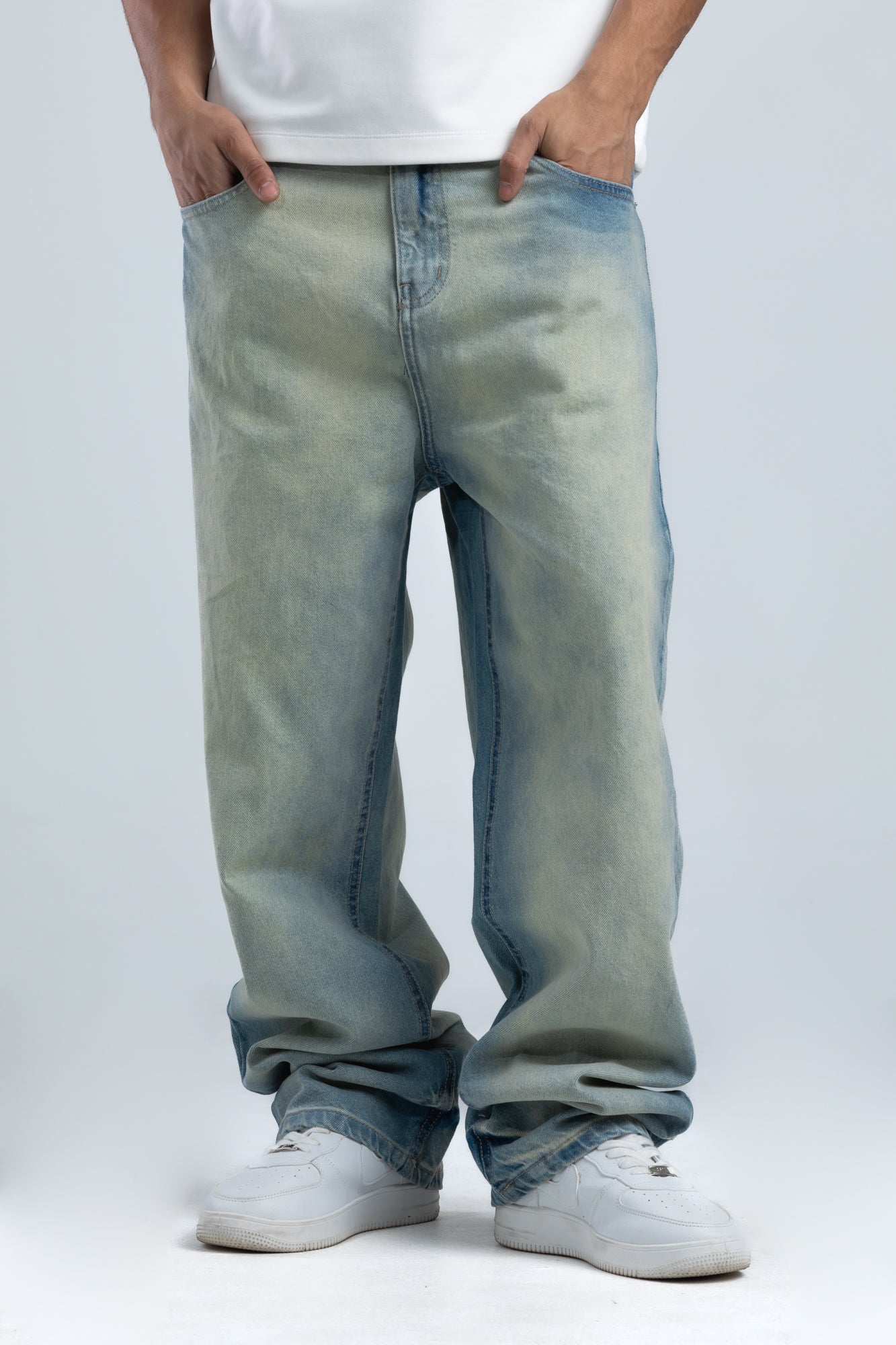 1050-Dust Tagged Relaxed Silhouette Jeans