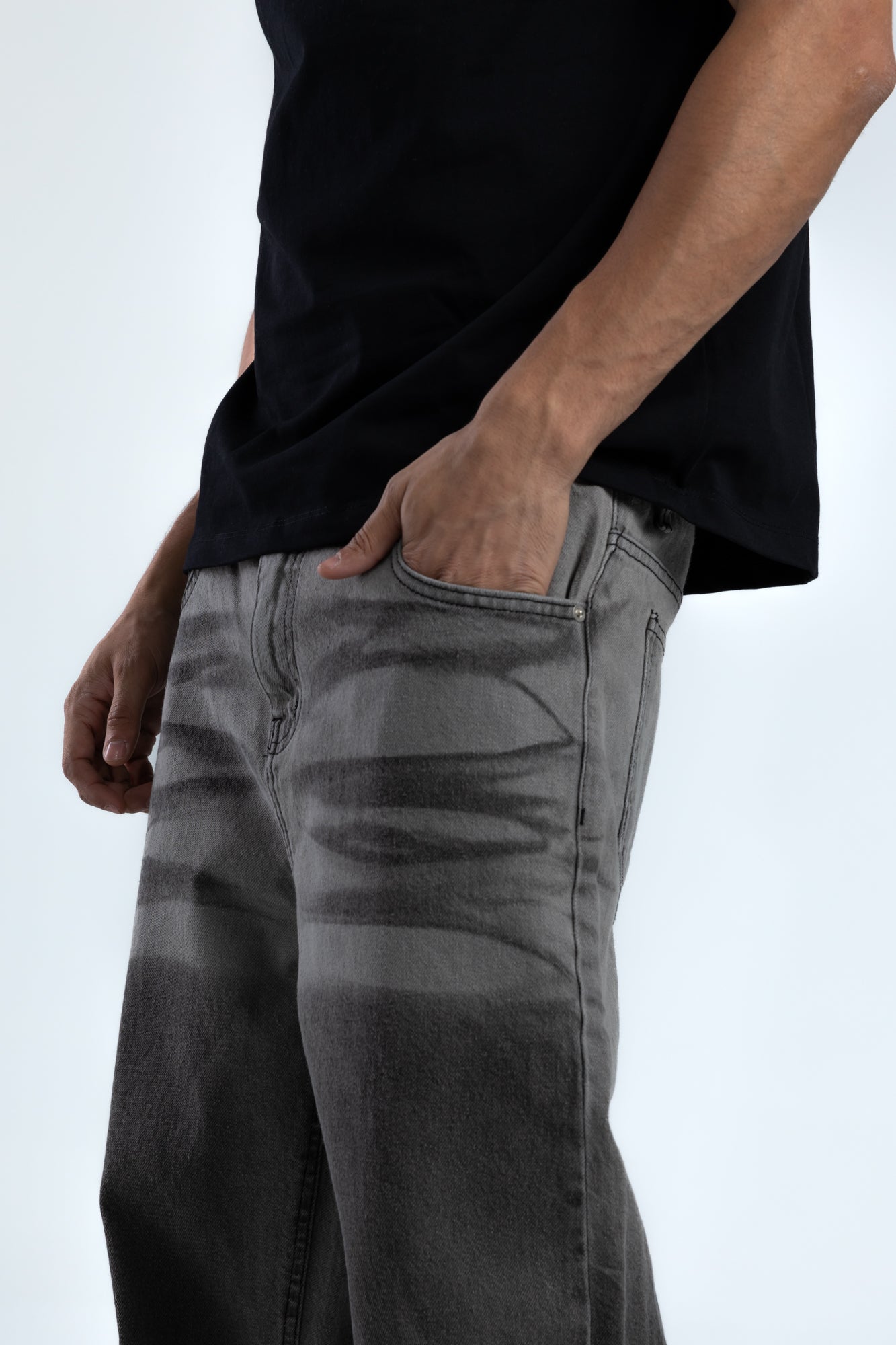 1048-Penciled Out Relaxed Silhouette Jeans