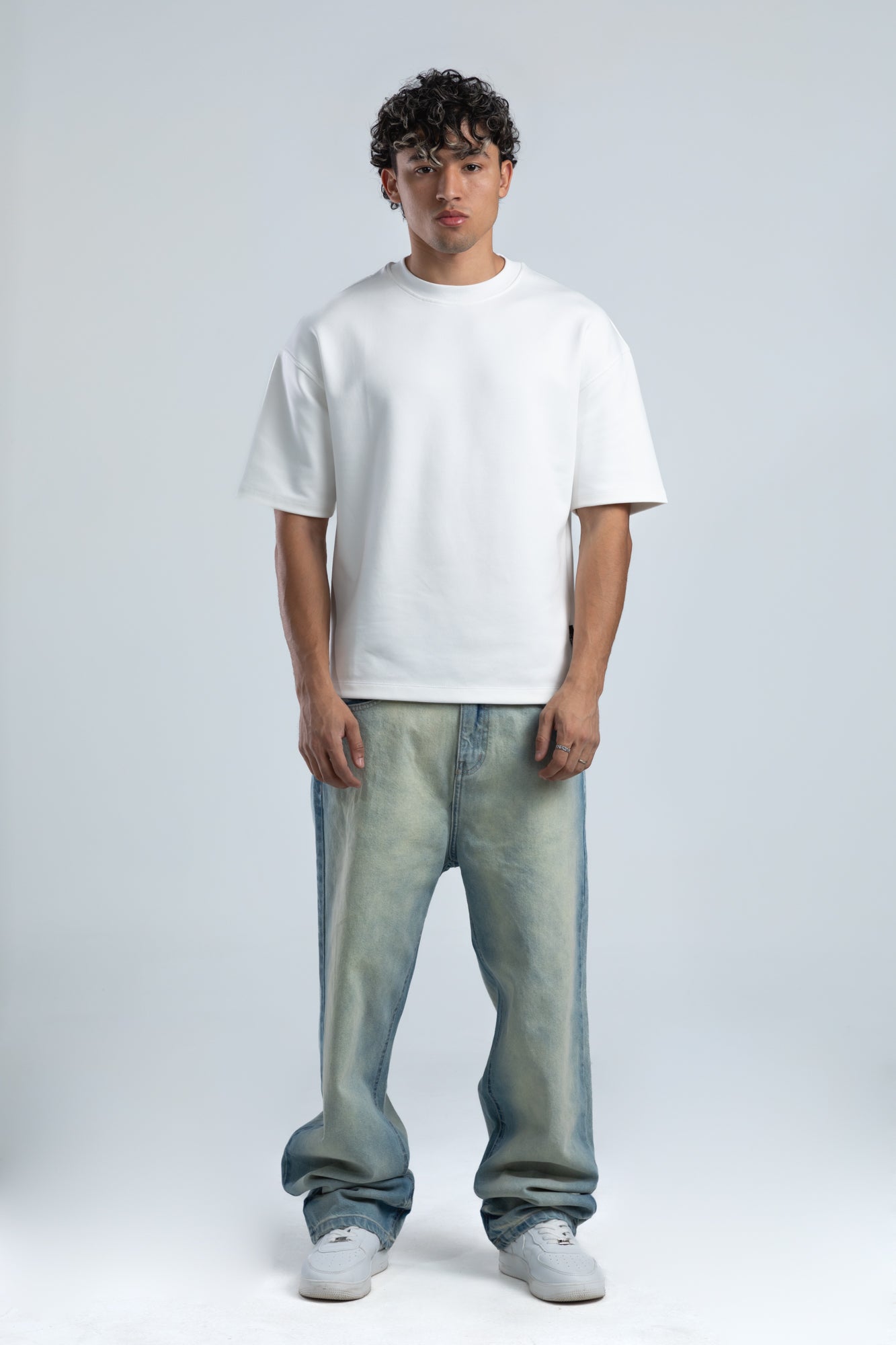 1050-Dust Tagged Relaxed Silhouette Jeans