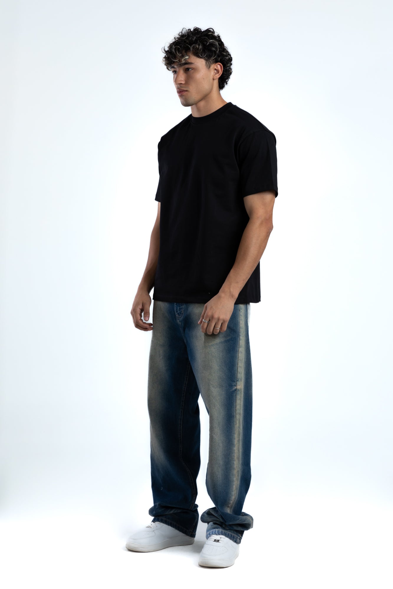 1061-Offbeat Indigo Relaxed Silhouette Jeans