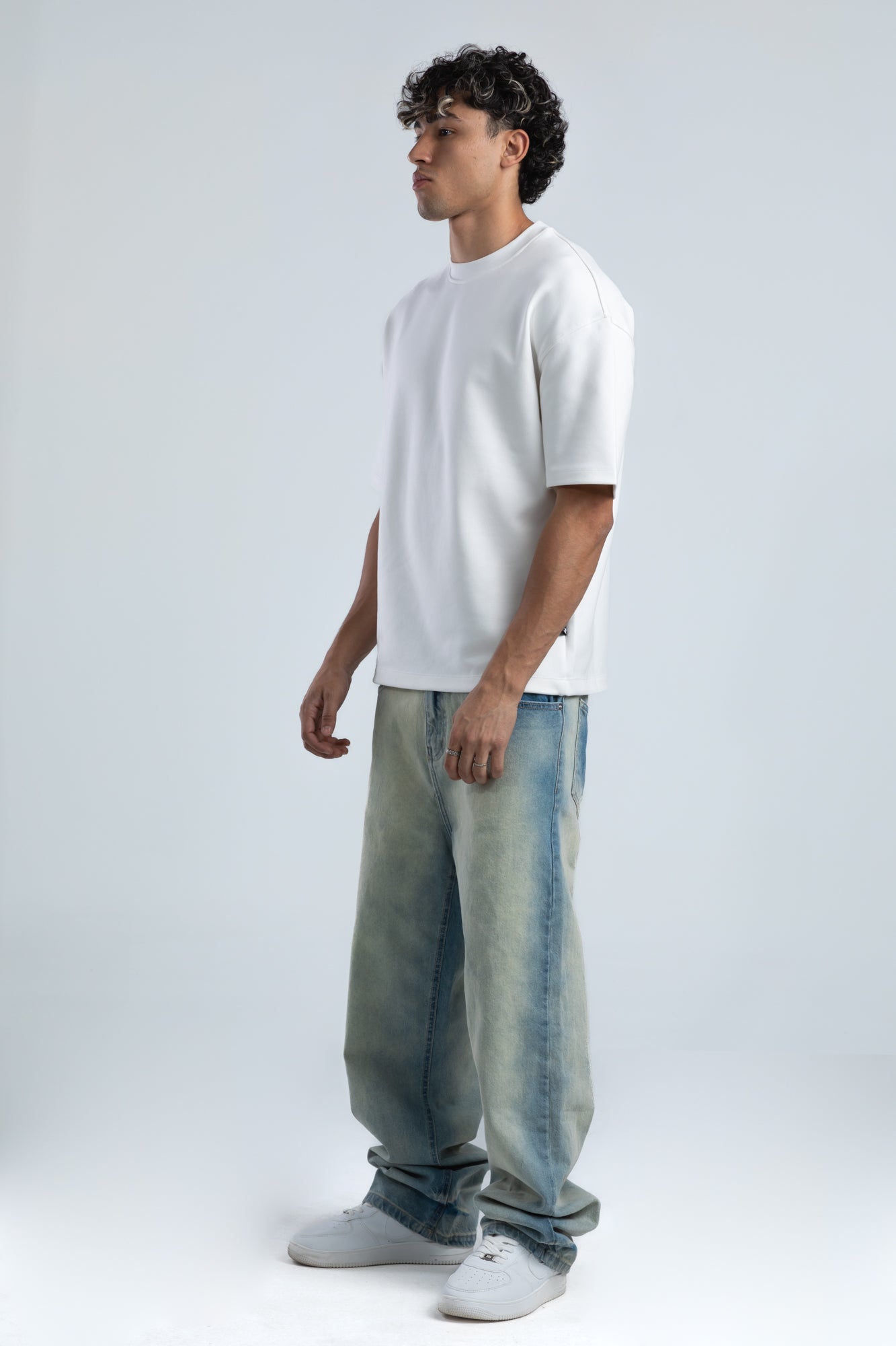 1050-Dust Tagged Relaxed Silhouette Jeans