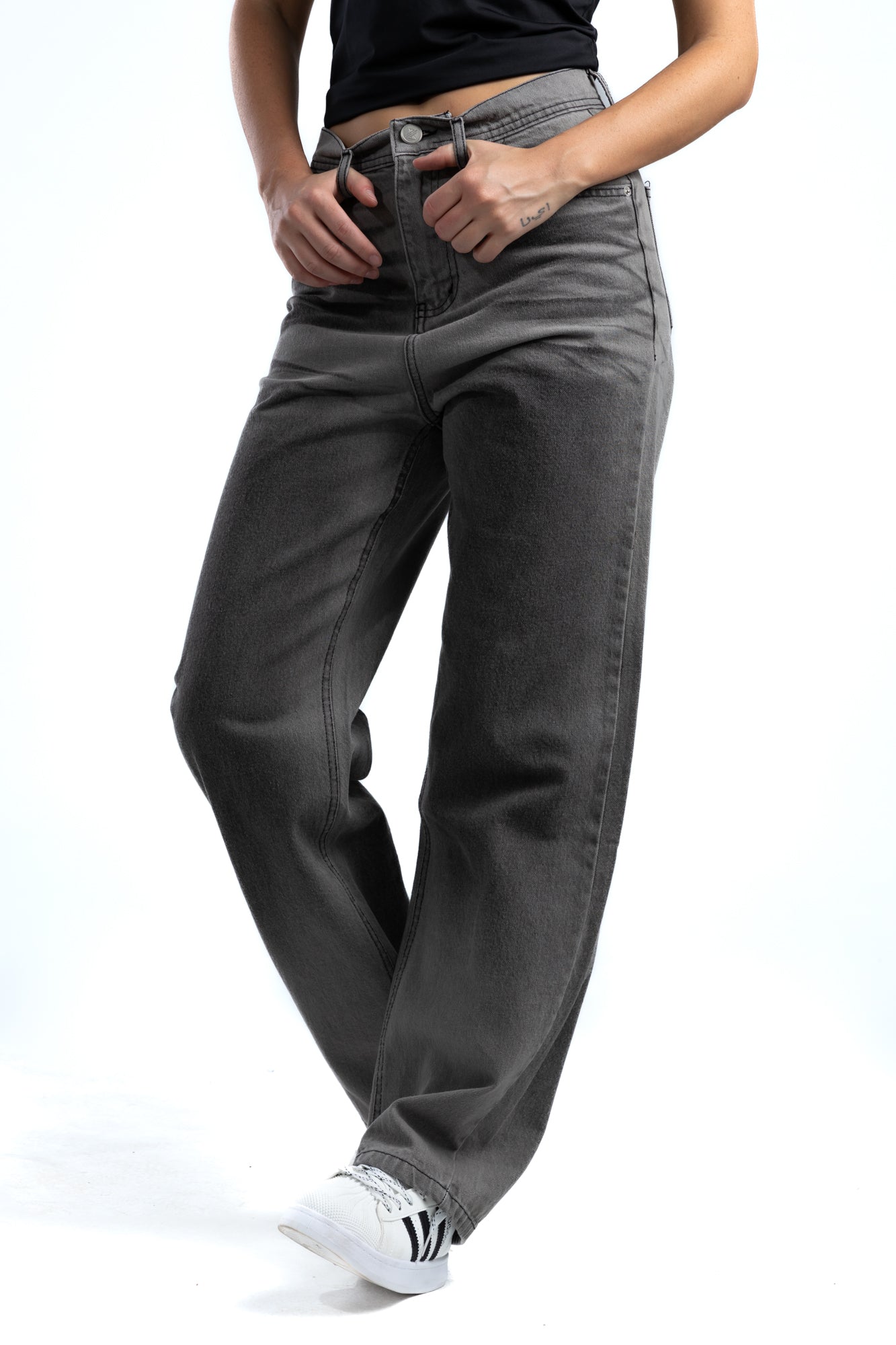 1048-Penciled Out Relaxed Silhouette Jeans