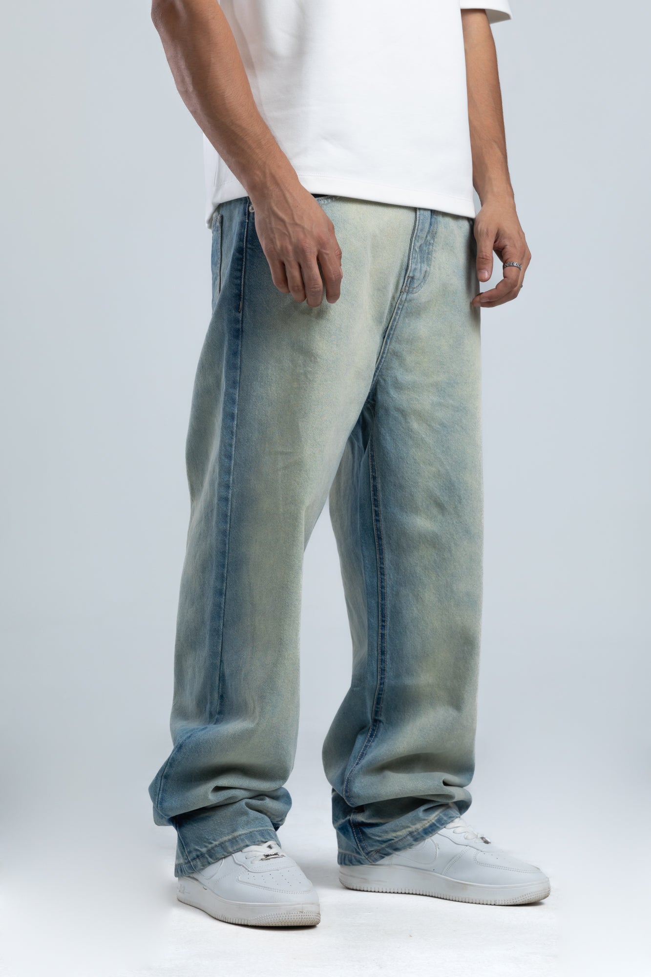 1050-Dust Tagged Relaxed Silhouette Jeans