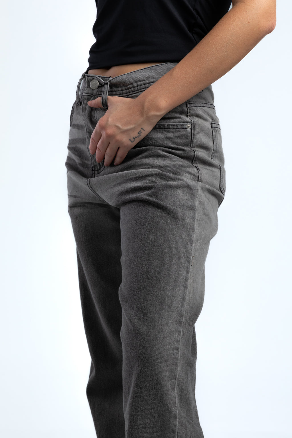 1048-Penciled Out Relaxed Silhouette Jeans
