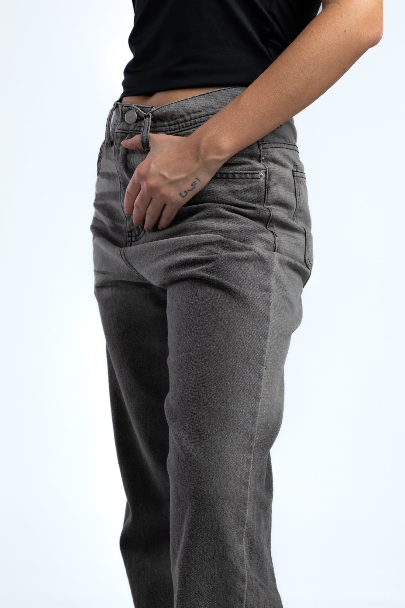 1048-Penciled Out Relaxed Silhouette Jeans