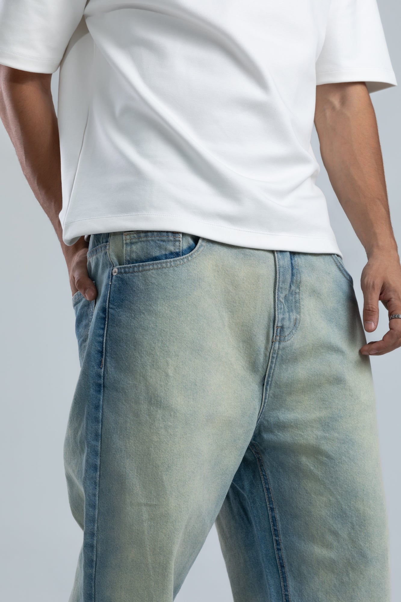 1050-Dust Tagged Relaxed Silhouette Jeans