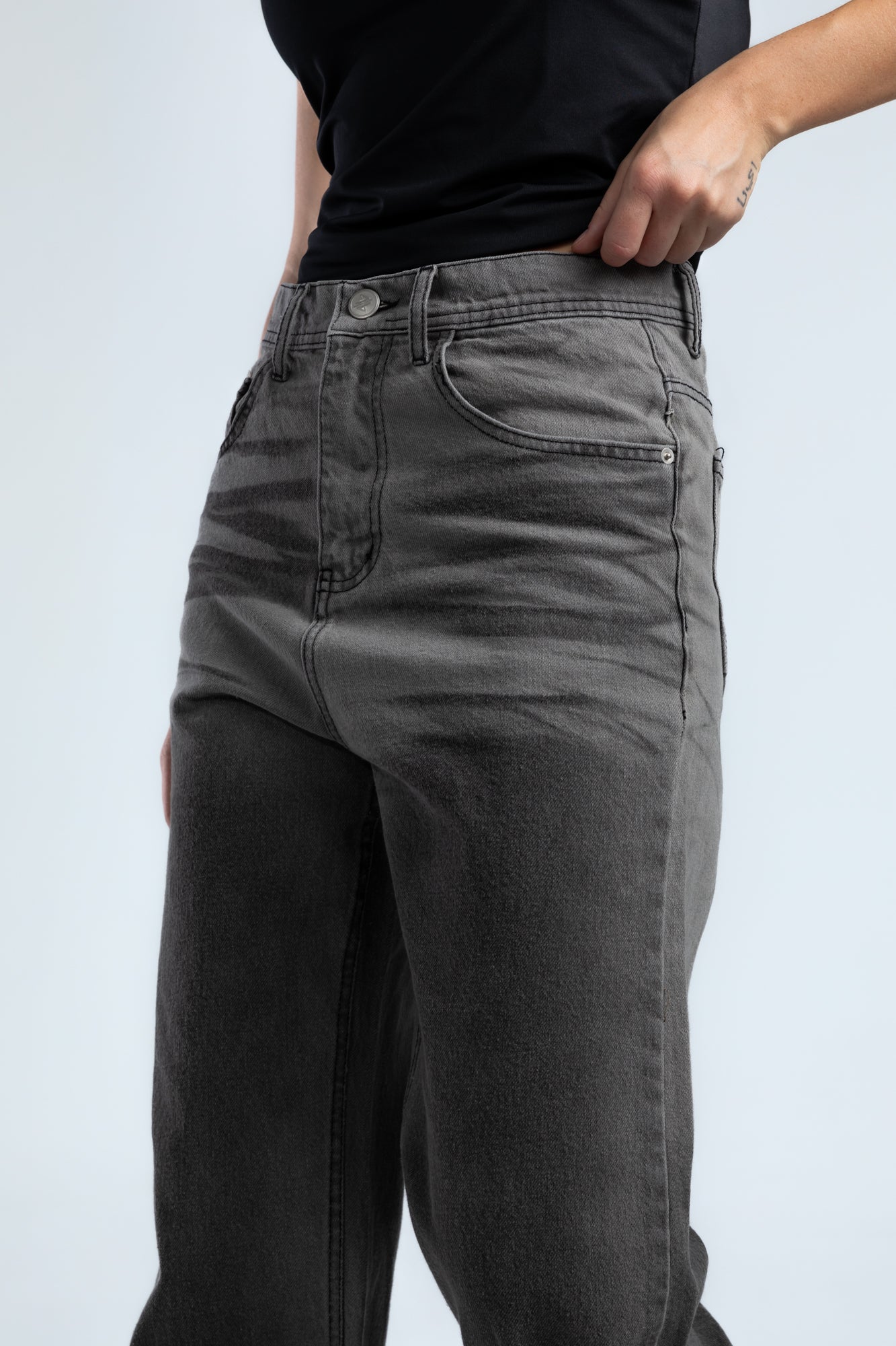 1048-Penciled Out Relaxed Silhouette Jeans