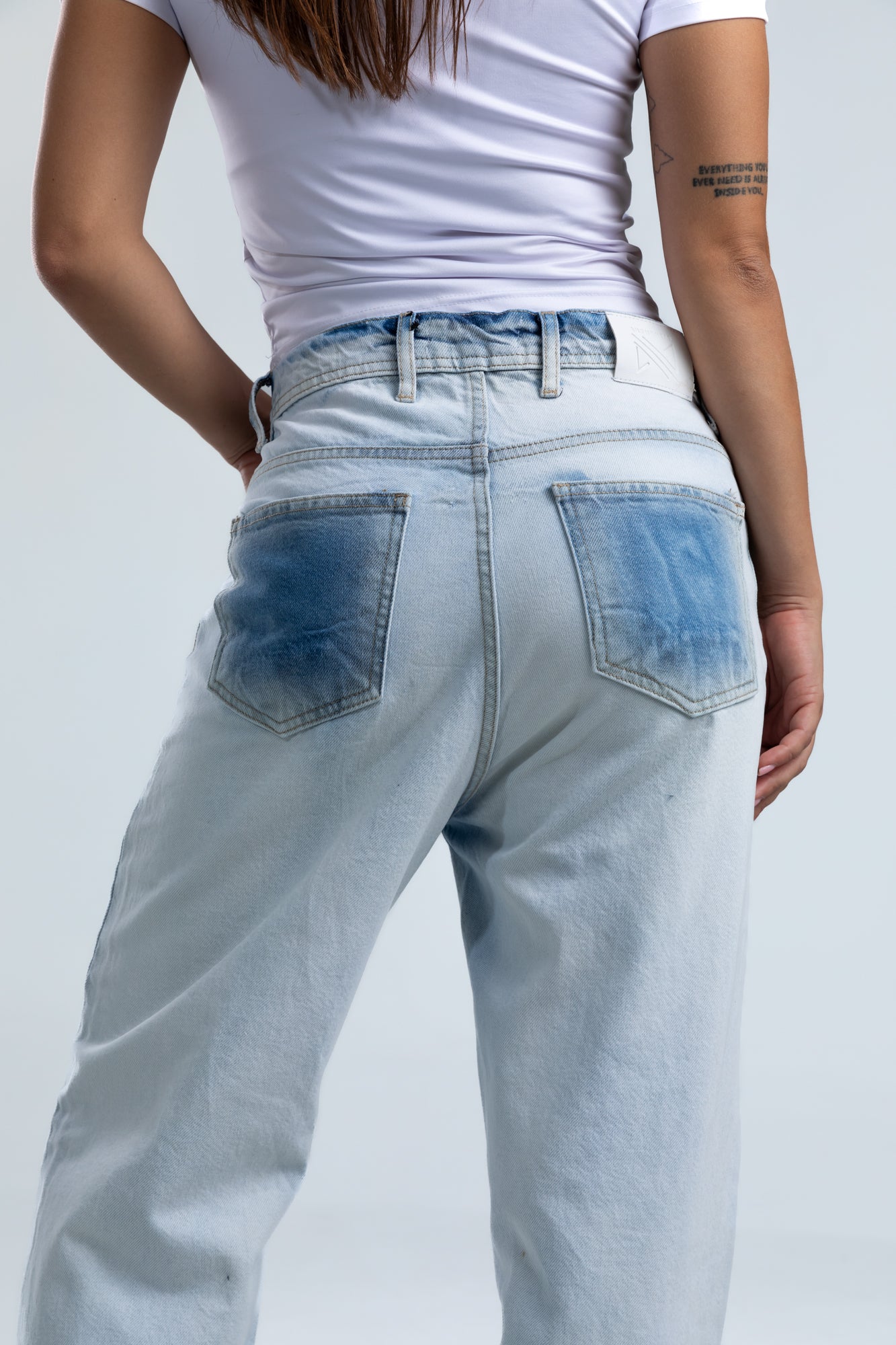 1049-Ice Tagged Relaxed Silhouette Jeans