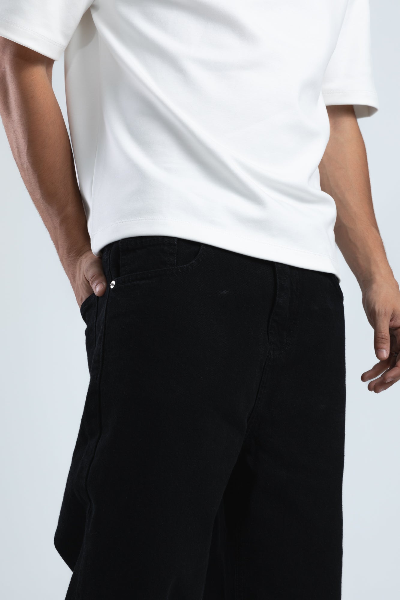 1051-Zero Fade Black Relaxed Silhouette Jeans