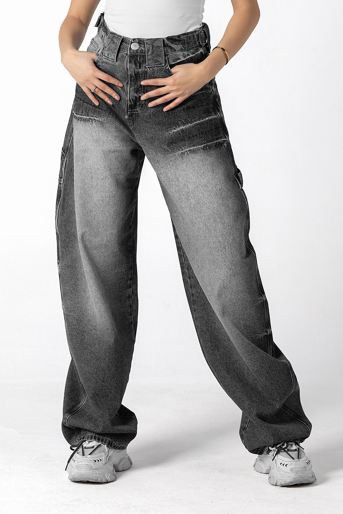 High-Waisted Balloon-cut Contrast Denim Jeans in Grey