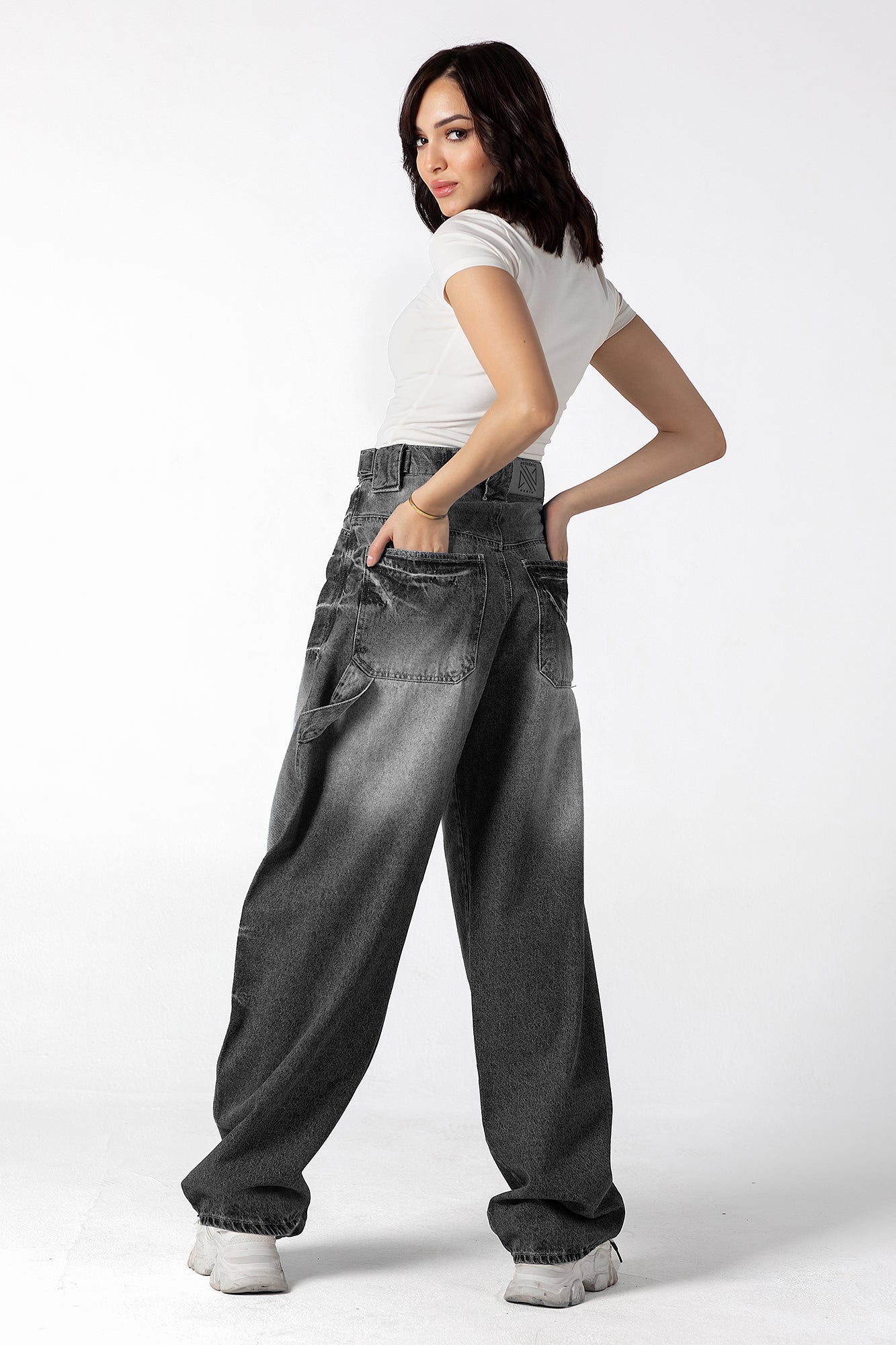 High-Waisted Balloon-cut Contrast Denim Jeans in Grey