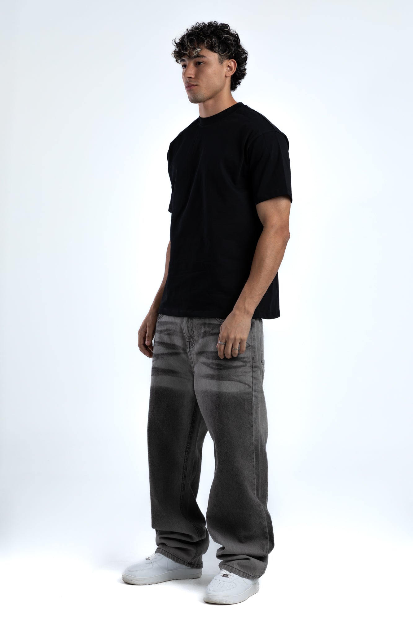 1048-Penciled Out Relaxed Silhouette Jeans