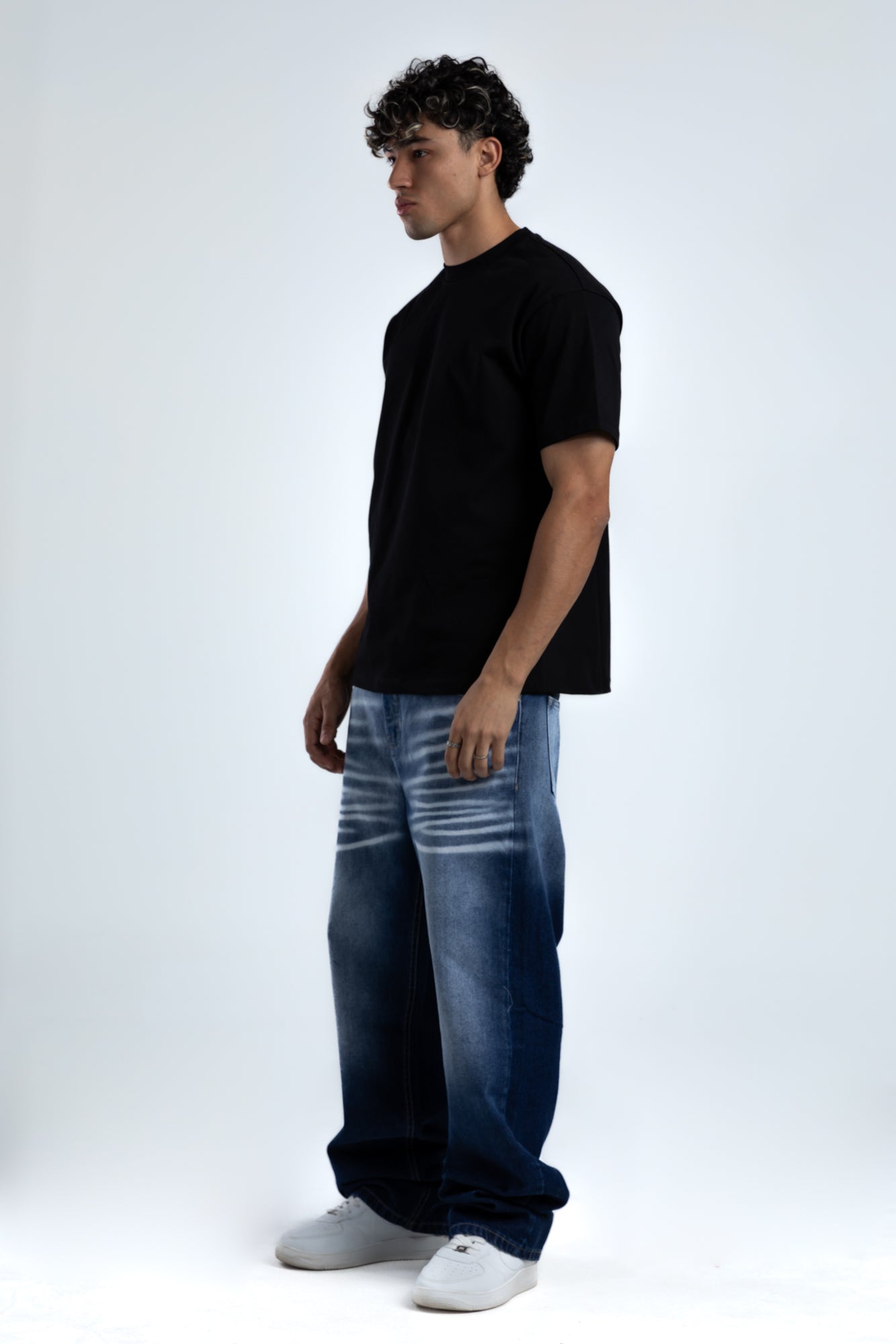 1060-Ice Tagged Relaxed Silhouette Jeans