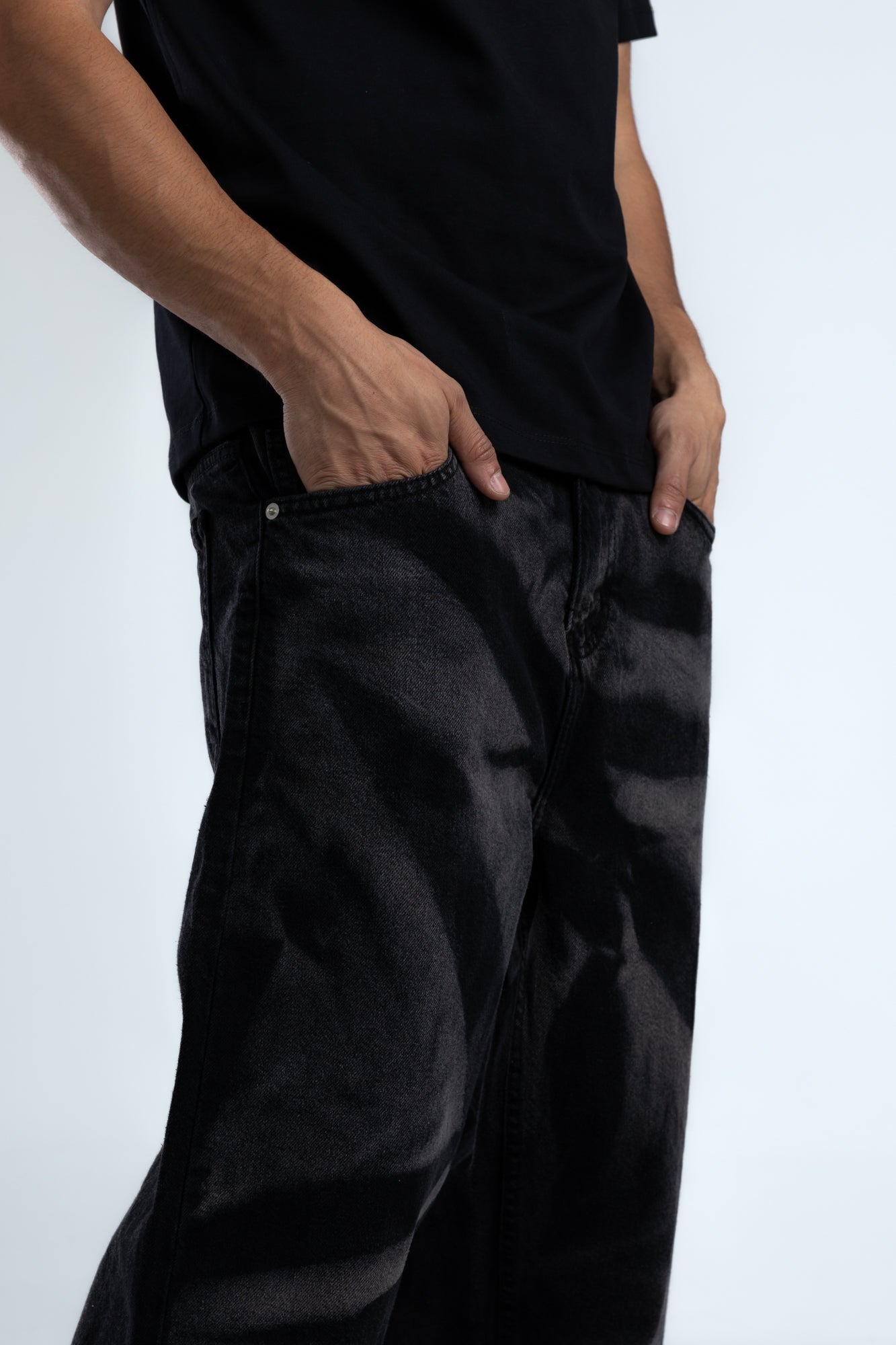 1045-Storm Coded Relaxed Silhouette Jeans
