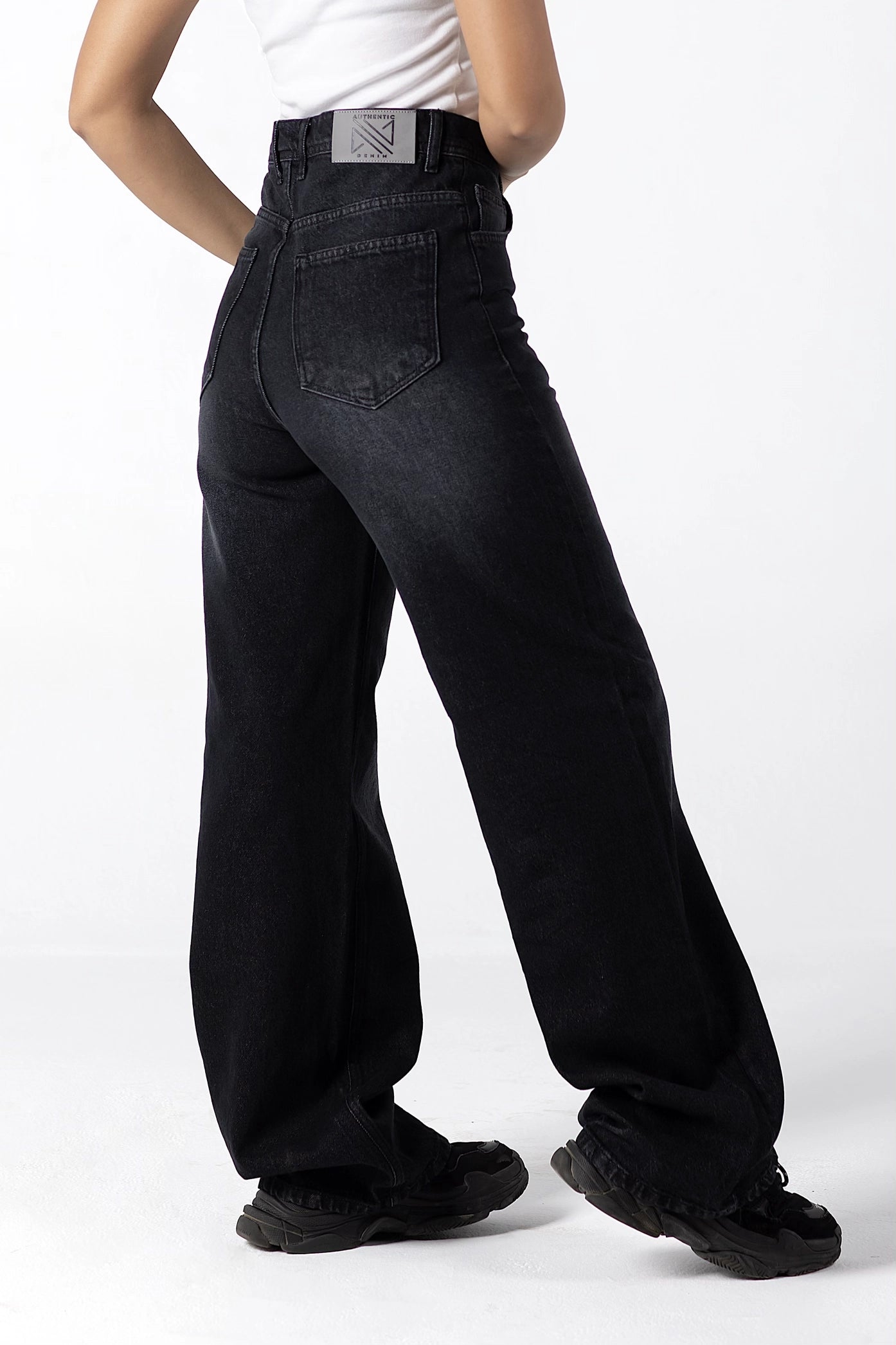 Classic High-Waisted Wide-Leg Sand Jeans in Black