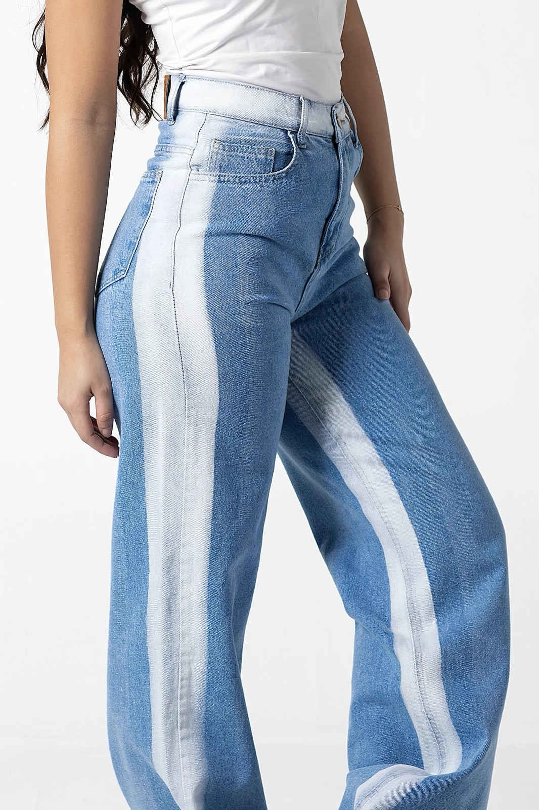 Dual-Tone Side Bleach Wide-Leg Denim Jeans in Blue