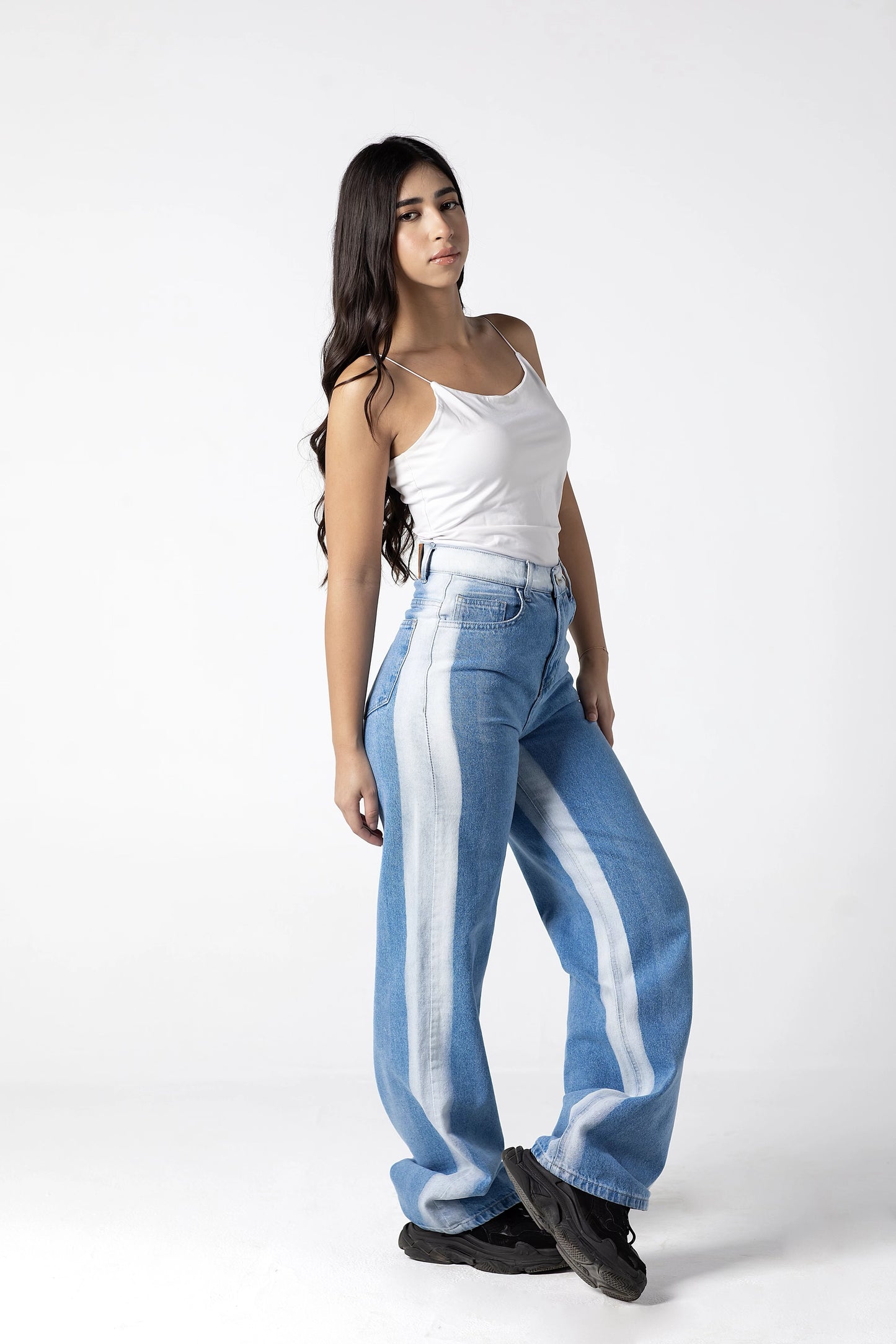 Dual-Tone Side Bleach Wide-Leg Denim Jeans in Blue