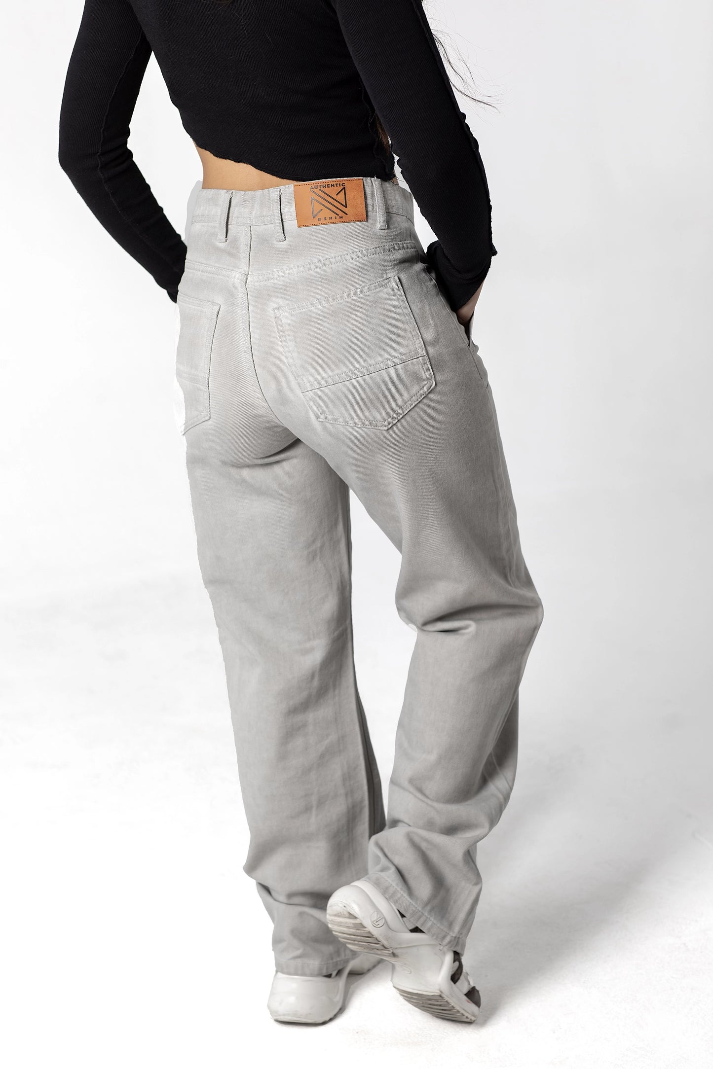 Sleek Urban Cargo Jeans in Cool Gray